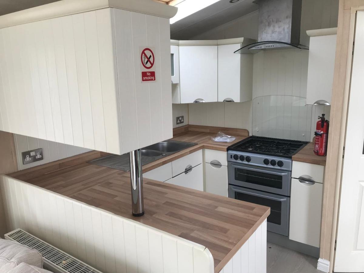 Hot Tub Accommodation North Wales Caravan Rhyl Eksteriør bilde