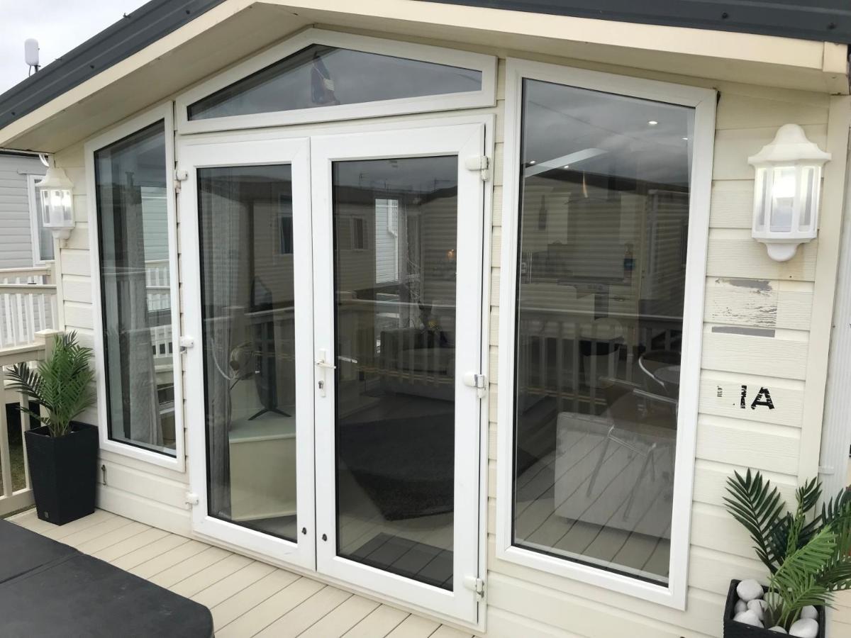Hot Tub Accommodation North Wales Caravan Rhyl Eksteriør bilde